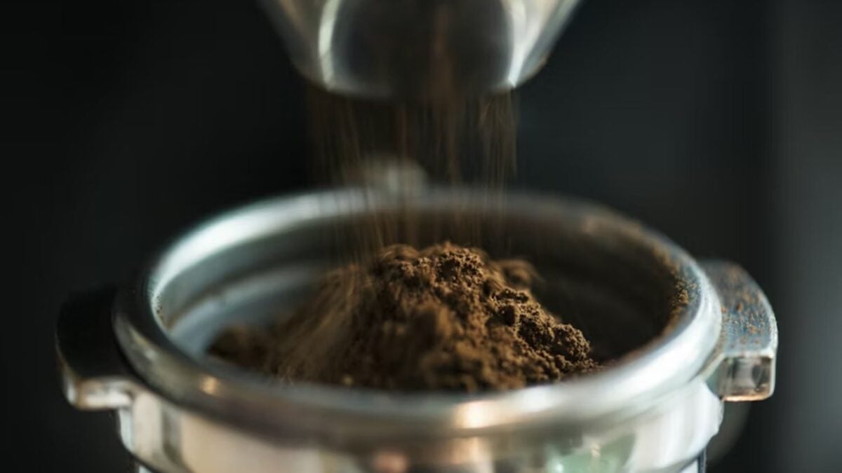 Cada taza de café deja un residuo que casi siempre acaba en la basura. Ahora lo están transformando en un material aislante que rivaliza con el poliestireno