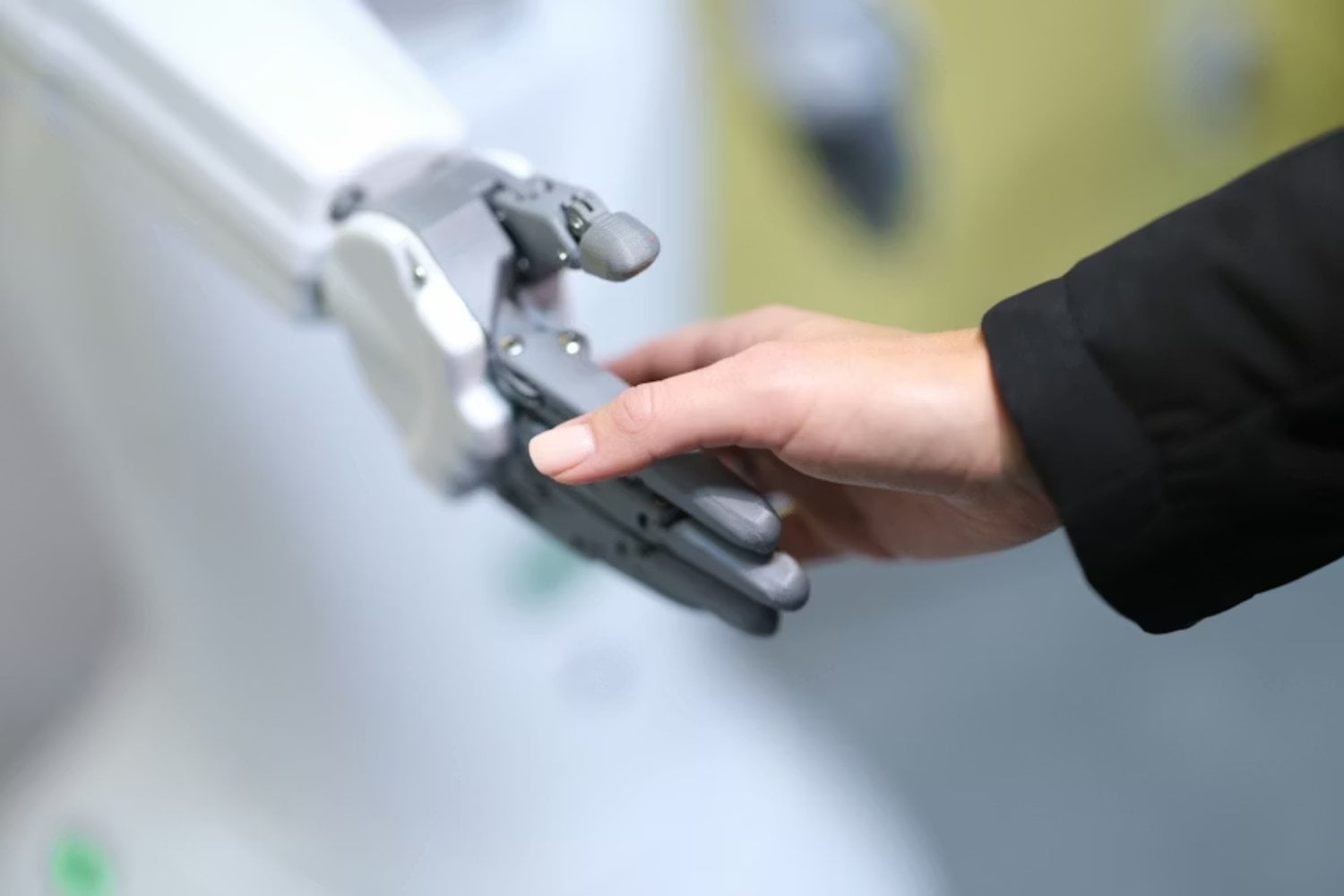 La mayoría de las personas ya no habla con la inteligencia artificial como si fuera una máquina. Un estudio revela que el 70% usa “por favor” y saludos, aunque no siempre por educación