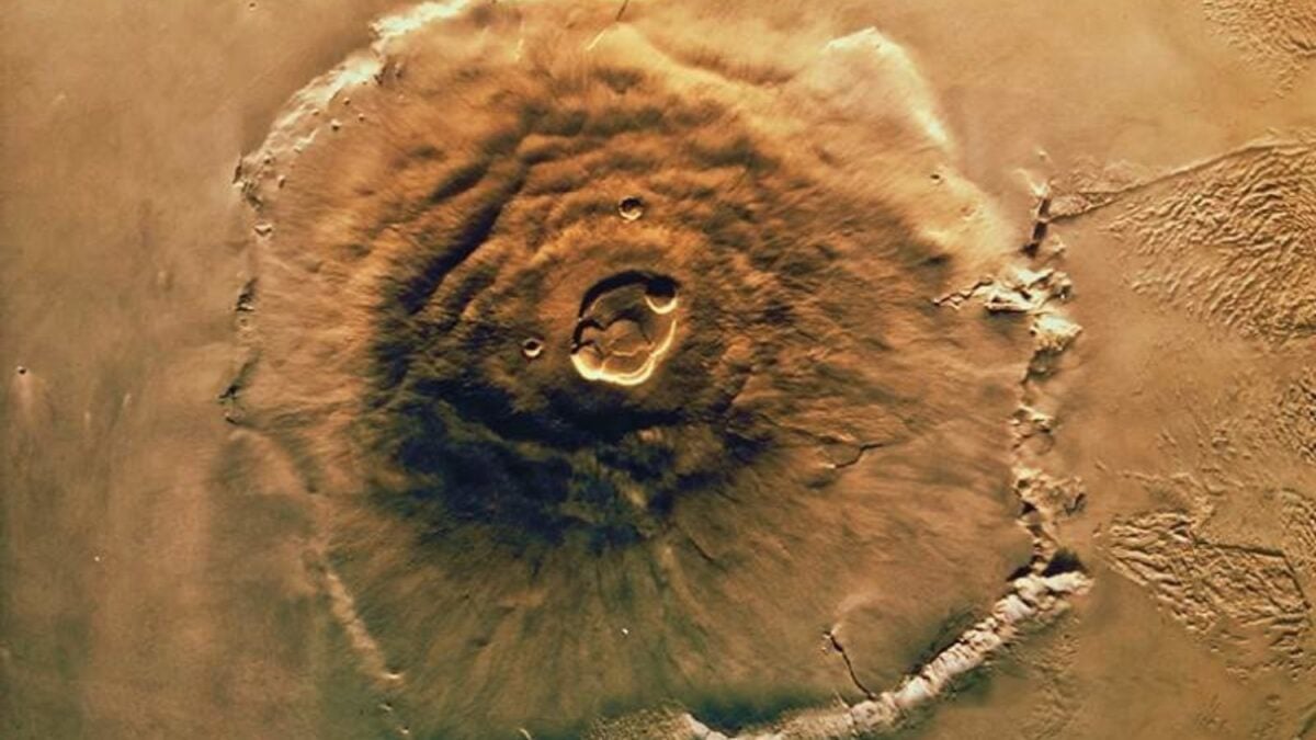Llevamos décadas buscando vida en la superficie de Marte, pero quizá la respuesta esté bajo sus volcanes. Una misión propone descender a cuevas y pozos profundos donde el planeta aún podría guardar calor, agua y bioseñales