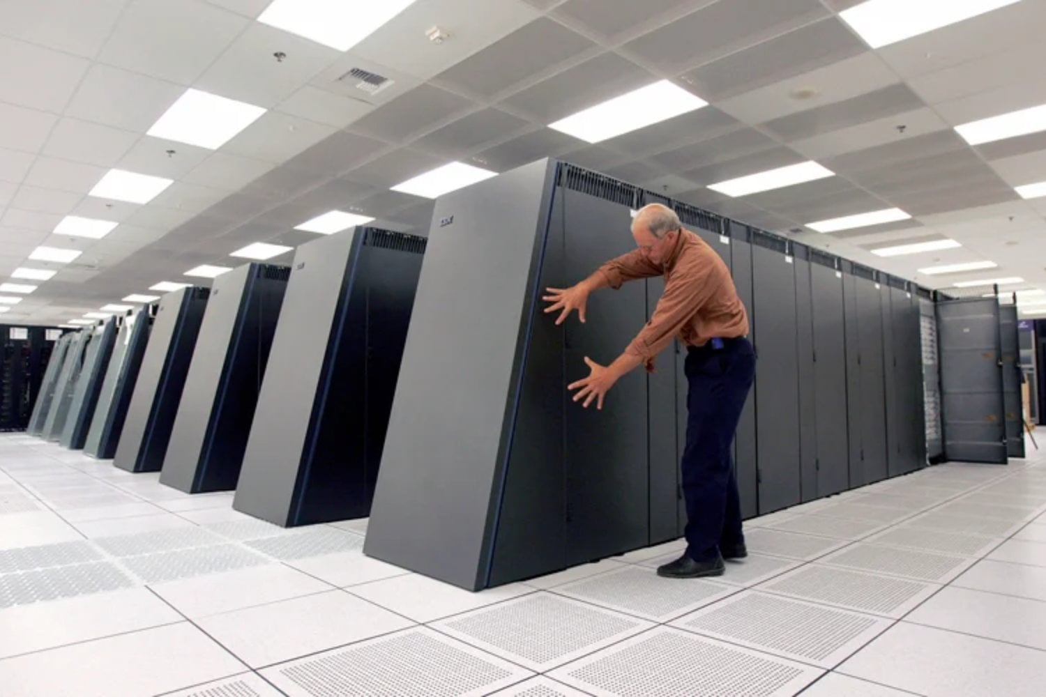 En 2004 ocupaba salas enteras, consumía recursos gigantescos y era la computadora más poderosa del planeta. Hoy una sola GPU doméstica de NVIDIA ya supera su potencia bruta en varios escenarios