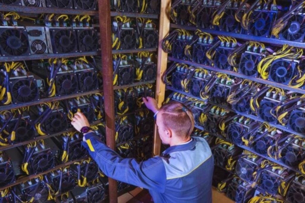 Durante años ese gas se quemó porque no había cómo aprovecharlo. Ahora algunas empresas lo están convirtiendo en electricidad para minar Bitcoin y alimentar la inteligencia artificial