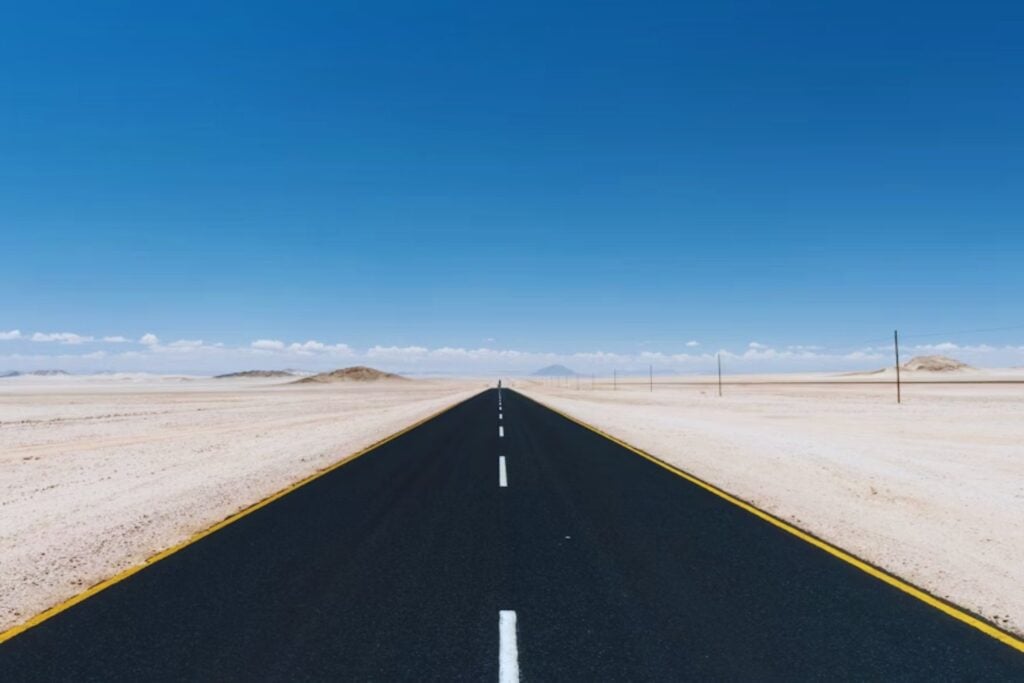 A Honda se le ha ocurrido un negocio que parecía absurdo hasta que empiezas a hacer números. Convertir arena del desierto en carreteras más resistentes y mucho más baratas