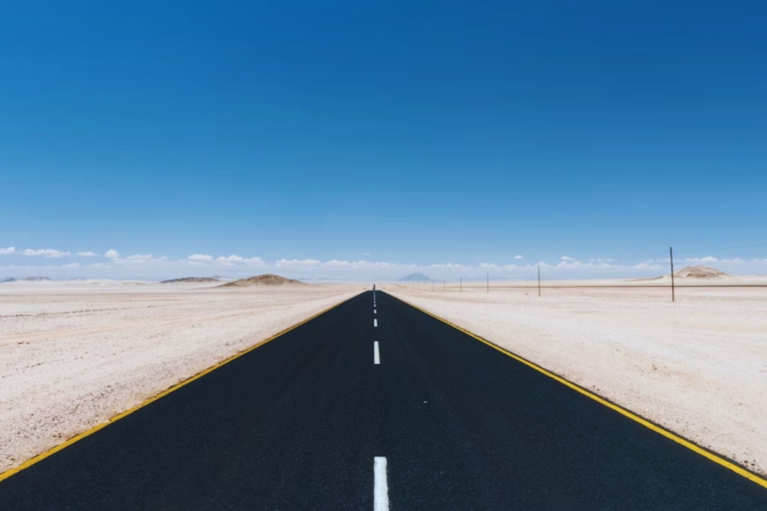 A Honda se le ha ocurrido un negocio que parecía absurdo hasta que empiezas a hacer números. Convertir arena del desierto en carreteras más resistentes y mucho más baratas