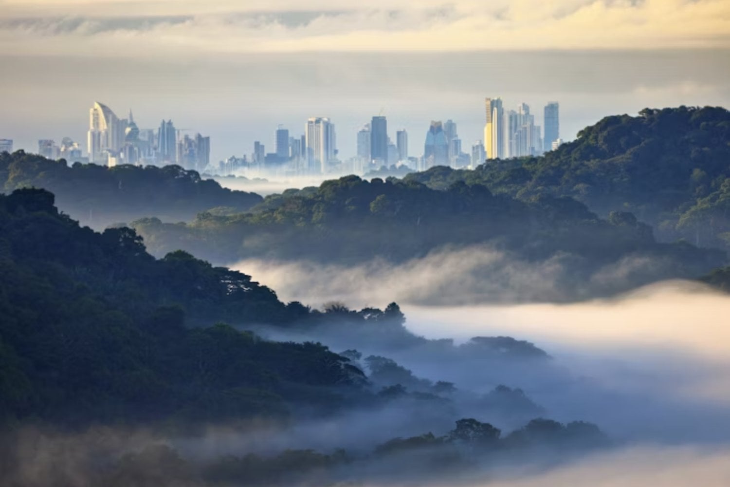 Ingenieros están moviendo millones de toneladas de tierra para hacer posible algo poco intuitivo: conectar dos océanos sin agua. El resultado es una megaestructura de más de 300 km que apunta a convertirse en alternativa al Canal de Panamá