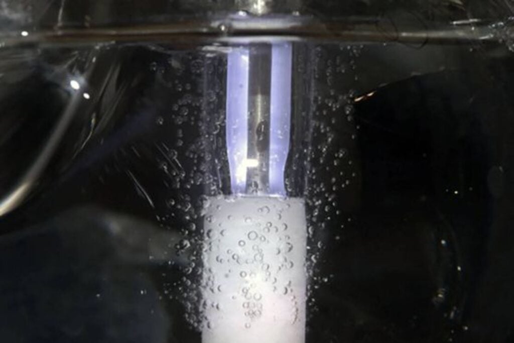 Un “rayo embotellado” dentro de un reactor podría cambiar cómo fabricamos combustible. Científicos han logrado convertir metano en metanol sin calor extremo ni alta presión