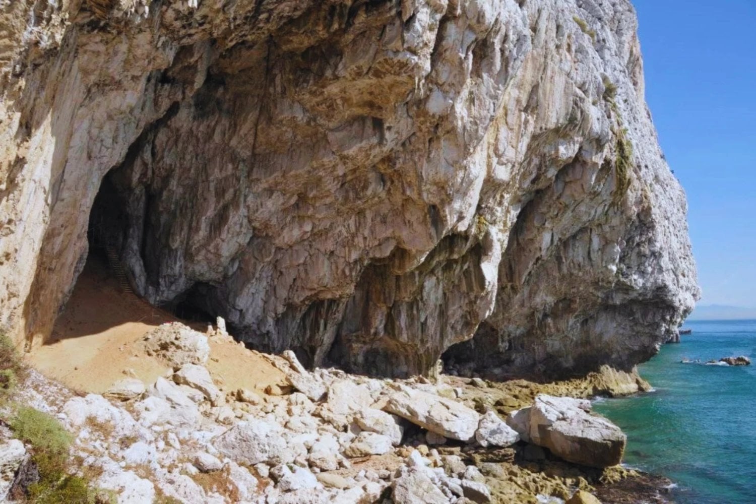 Abren por primera vez una cámara sellada durante 40.000 años en Gibraltar. La cueva permanecía cerrada desde tiempos neandertales y escondía restos intactos