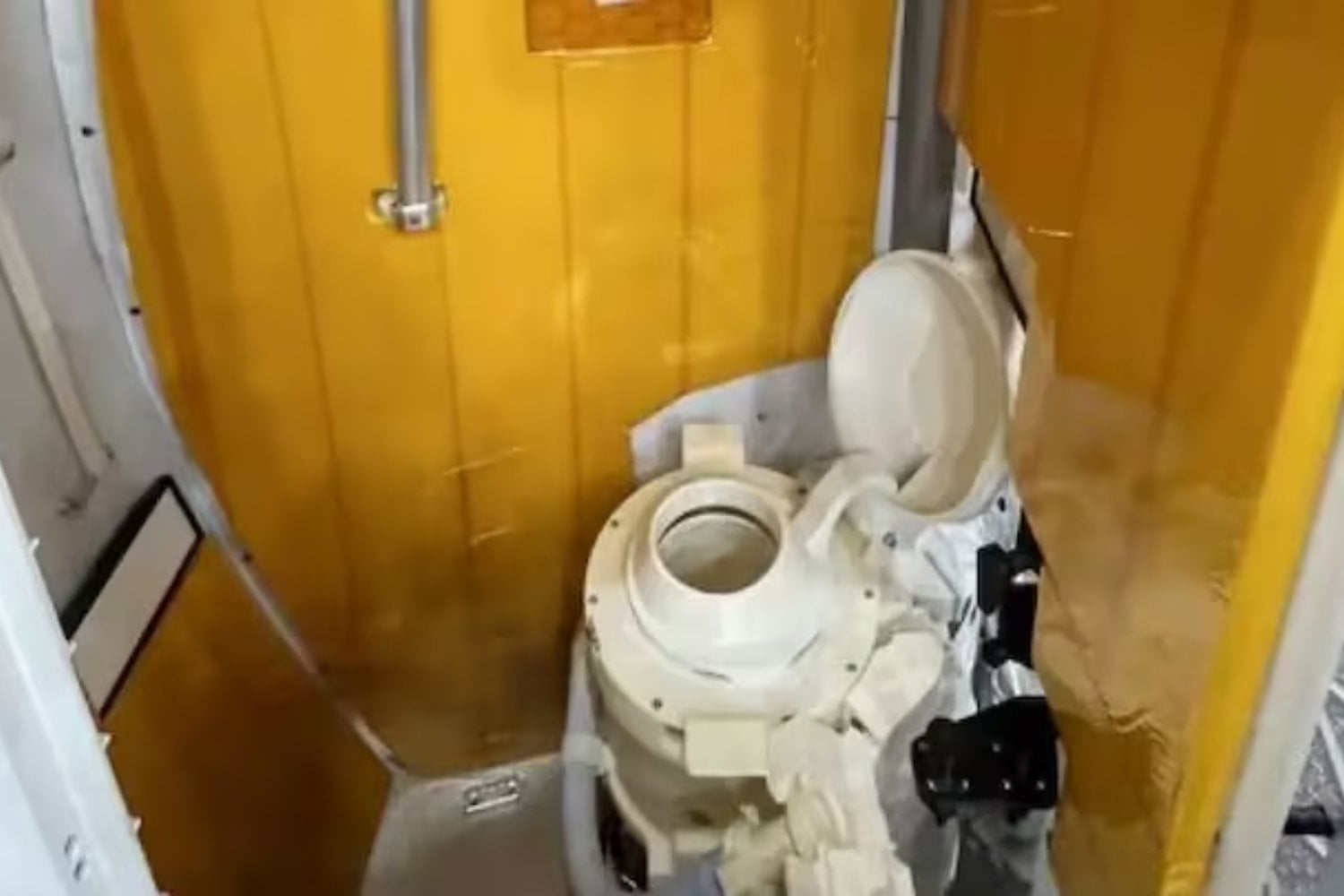 Artemis II volvió a demostrar que llegar cerca de la Luna es más fácil que resolver algo básico en el espacio. Ir al baño sigue siendo uno de los grandes problemas técnicos de cualquier misión tripulada