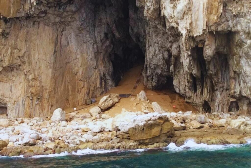 Abren por primera vez una cámara sellada durante 40.000 años en Gibraltar. La cueva permanecía cerrada desde tiempos neandertales y escondía restos intactos