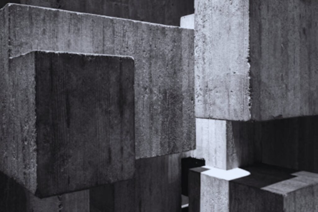 El acero ha sido durante décadas el músculo invisible del hormigón, pero su dominio empieza a cuestionarse desde un lugar inesperado. Un nuevo tipo de refuerzo plástico impreso en 3D alcanza hasta el 80 % de su resistencia y cambia la lógica de la construcción