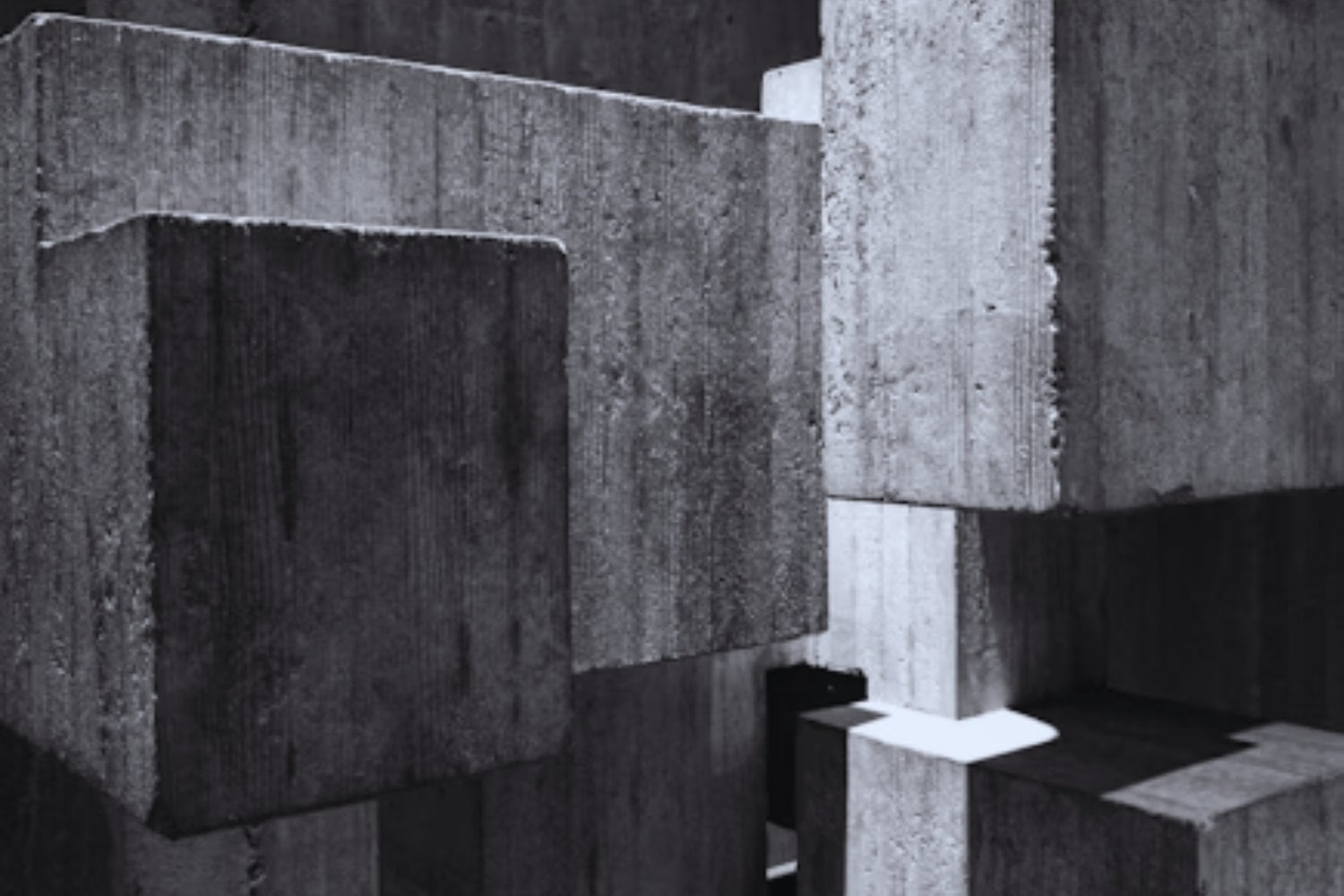 El acero ha sido durante décadas el músculo invisible del hormigón, pero su dominio empieza a cuestionarse desde un lugar inesperado. Un nuevo tipo de refuerzo plástico impreso en 3D alcanza hasta el 80 % de su resistencia y cambia la lógica de la construcción