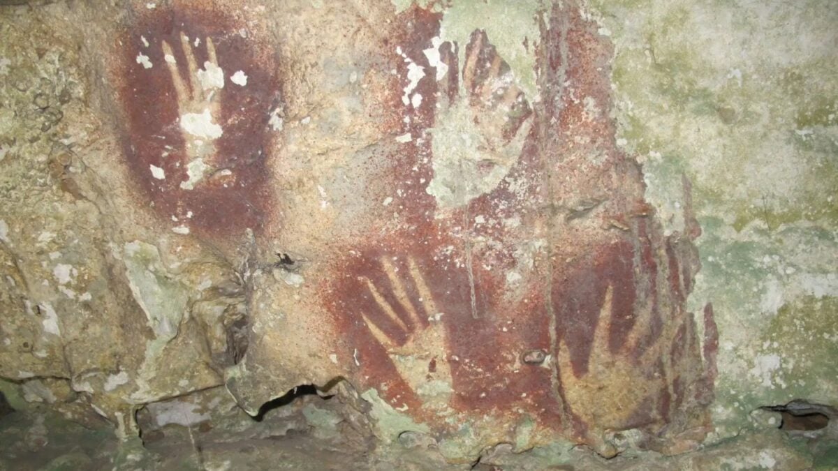 No es solo una huella de mano, es un mensaje que lleva casi 70.000 años esperando. Este hallazgo en Indonesia reescribe el origen del arte humano