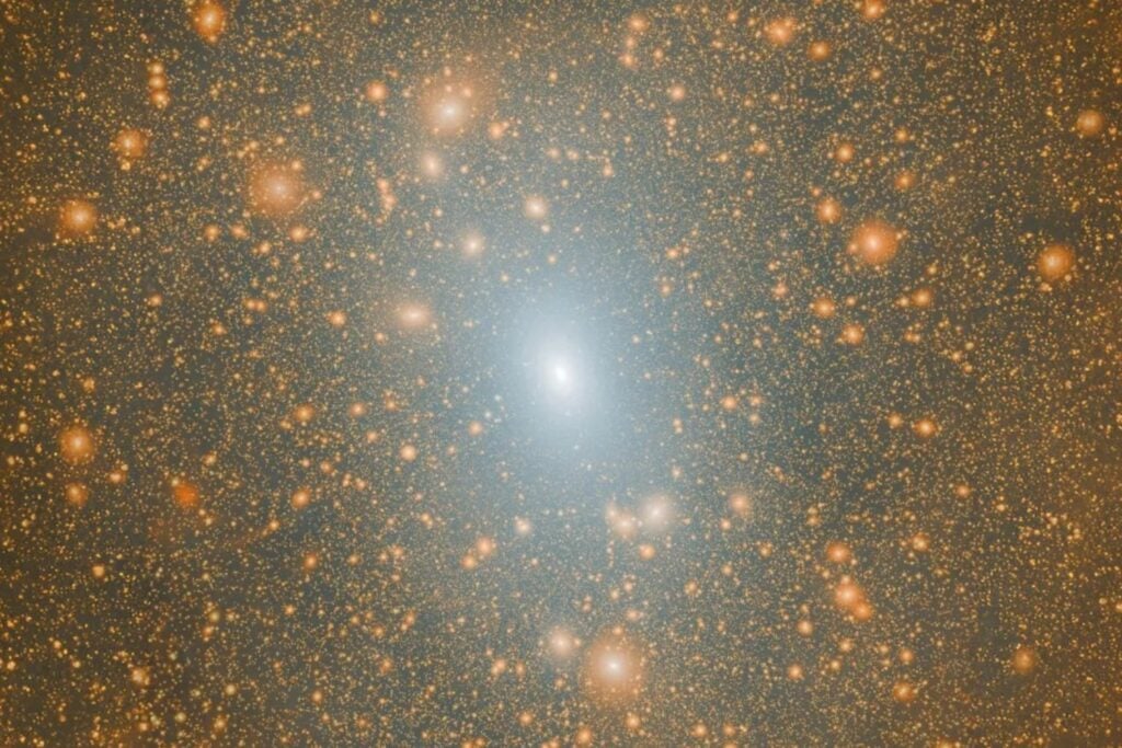 Un telescopio español apunta al halo de Andrómeda y encuentra un objeto tan tenue que obliga a replantear qué puede llamarse galaxia. Andrómeda XXXVI apenas deja ver unas decenas de estrellas, pero podría ser una de las satélites más débiles y compactas jamás detectadas alrededor de nuestra gran vecina cósmica