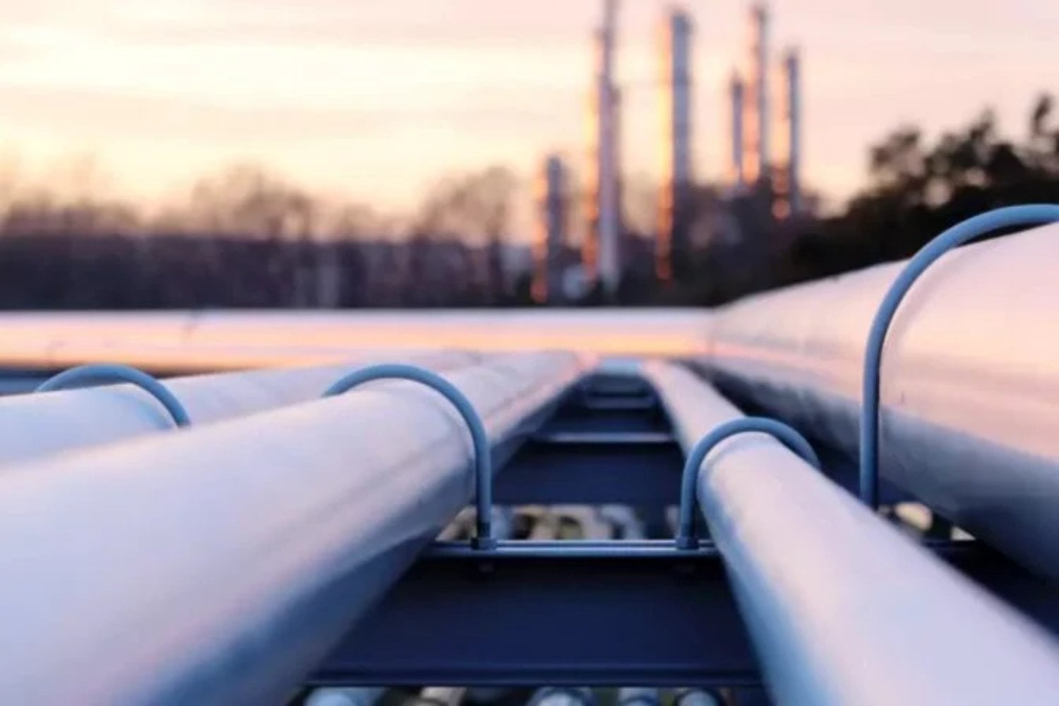 China acaba de activar una “batería subterránea” de hidrógeno a escala industrial usando cavernas de sal. No es solo un proyecto energético: es una forma de resolver uno de los mayores problemas de las renovables