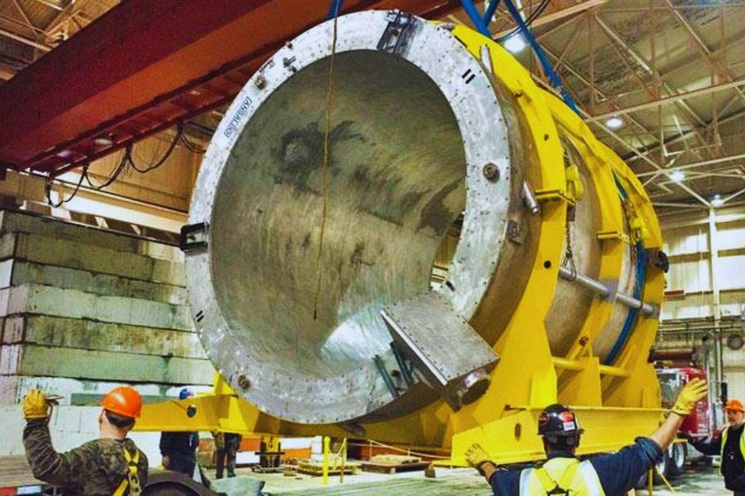 La defensa planetaria acaba de proponer una idea mucho más extraña que volar asteroides por los aires. Un nuevo estudio plantea desviarlos con un gran imán espacial alimentado por un reactor nuclear