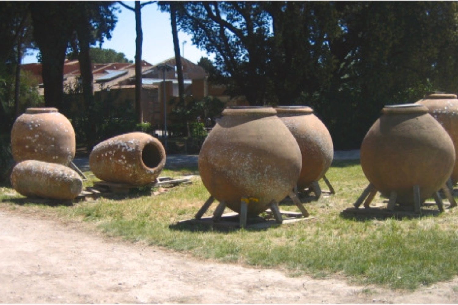 Roma escondía gigantes de cerámica de mil litros en su puerto de Ostia. Un estudio revela que guardaban salsa de pescado y se reforzaban con plata, estaño y plomo