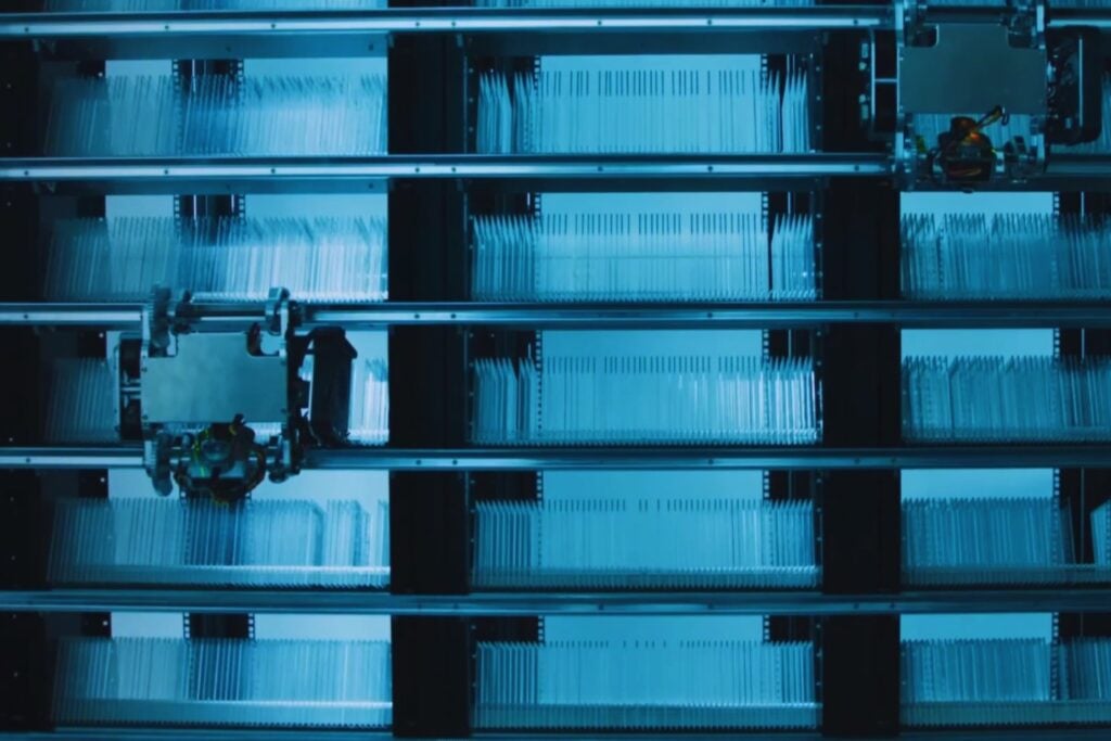 La nube consume cada vez más energía y los discos duros envejecen rápido. Científicos ahora proponen un cristal capaz de conservar datos durante más de 10.000 años