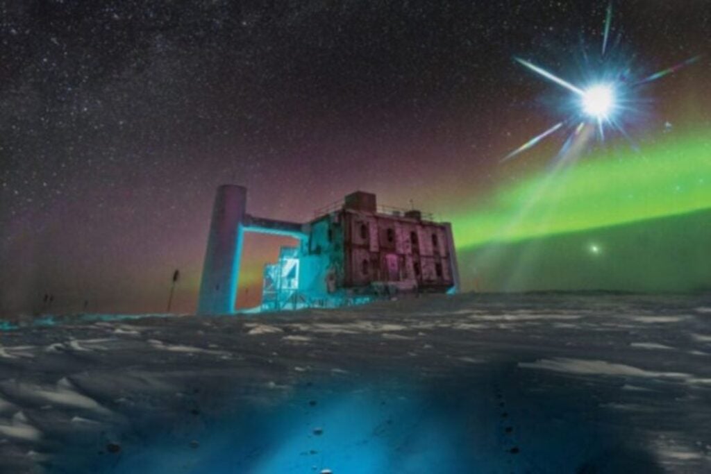 Un neutrino imposible apareció en el Mediterráneo y ahora creen saber de dónde vino. Su energía era tan brutal que apunta a galaxias lejanas y agujeros negros extremos