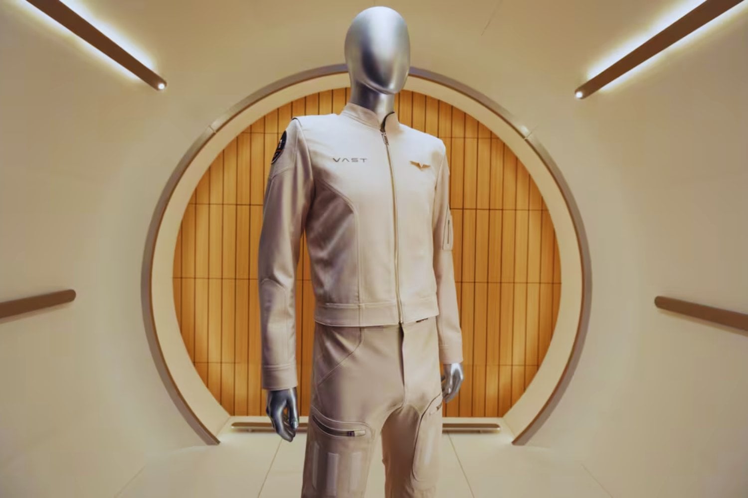 Hollywood imaginó durante décadas la ropa del futuro en el espacio. La realidad acaba de tomar otro rumbo con un uniforme orbital creado para trabajar, moverse y vivir allí arriba