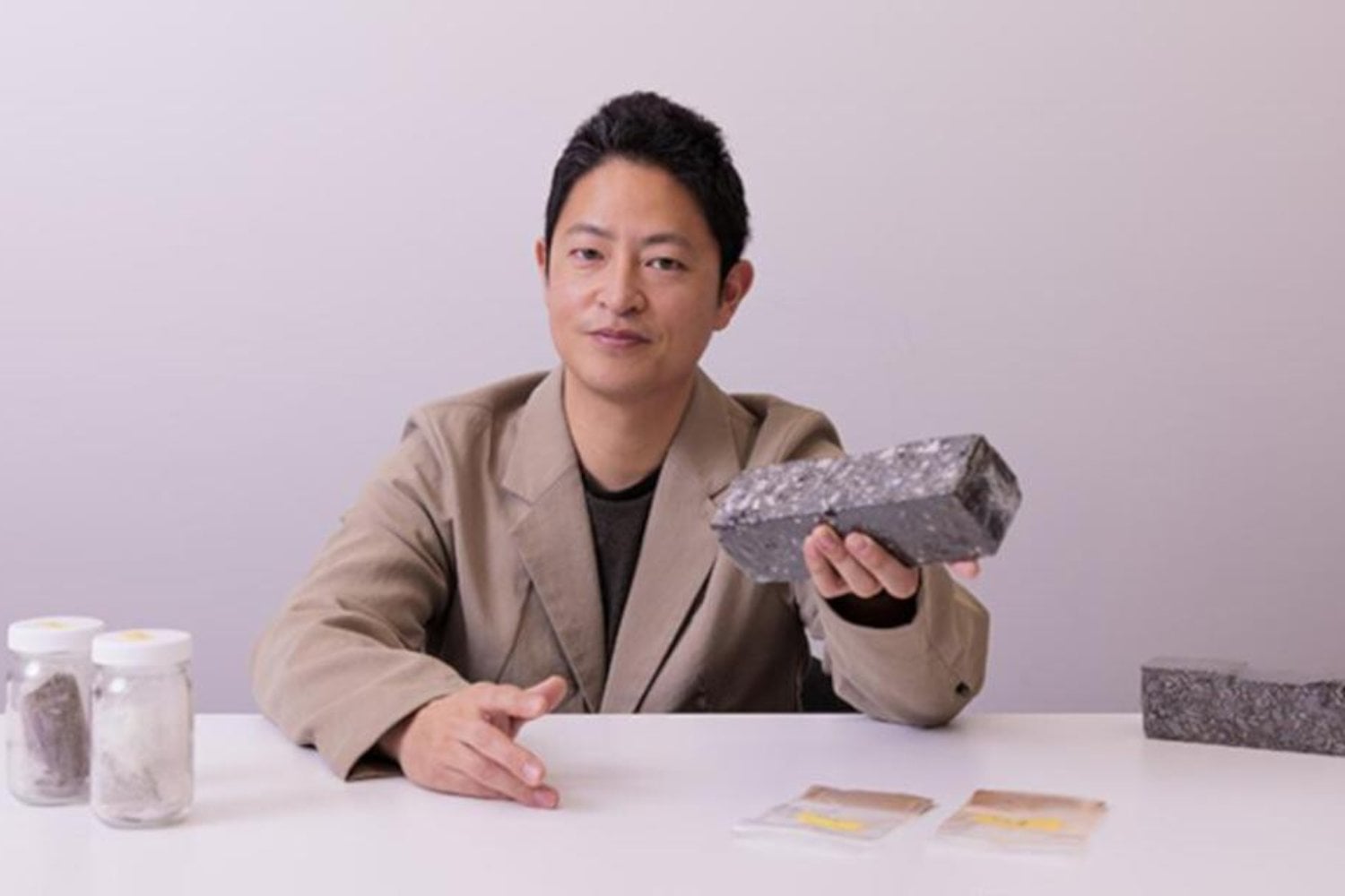 A Honda se le ha ocurrido un negocio que parecía absurdo hasta que empiezas a hacer números. Convertir arena del desierto en carreteras más resistentes y mucho más baratas