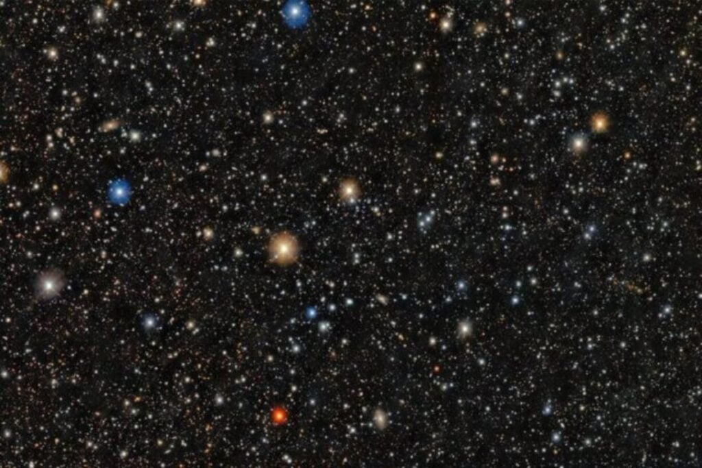 Durante años creímos que una estrella dominaba esta región del espacio. Ahora los astrónomos han encontrado otra más evolucionada que había pasado desapercibida entre el polvo