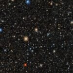 Durante años creímos que una estrella dominaba esta región del espacio. Ahora los astrónomos han encontrado otra más evolucionada que había pasado desapercibida entre el polvo