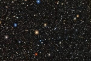 Durante años creímos que una estrella dominaba esta región del espacio. Ahora los astrónomos han encontrado otra más evolucionada que había pasado desapercibida entre el polvo