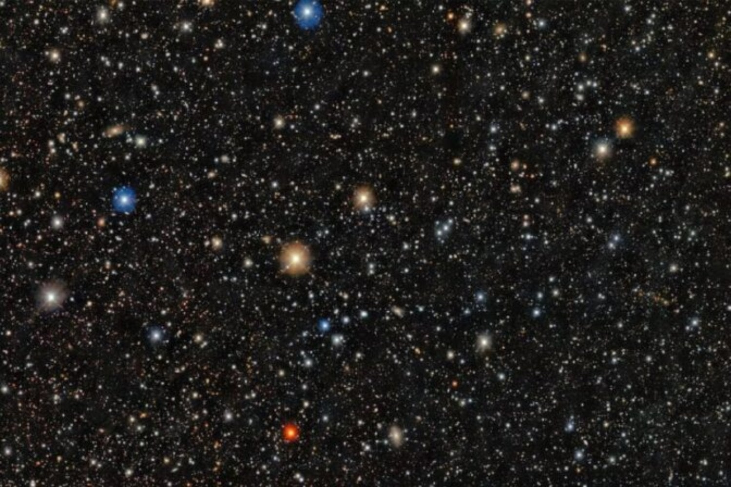 Durante años creímos que una estrella dominaba esta región del espacio. Ahora los astrónomos han encontrado otra más evolucionada que había pasado desapercibida entre el polvo