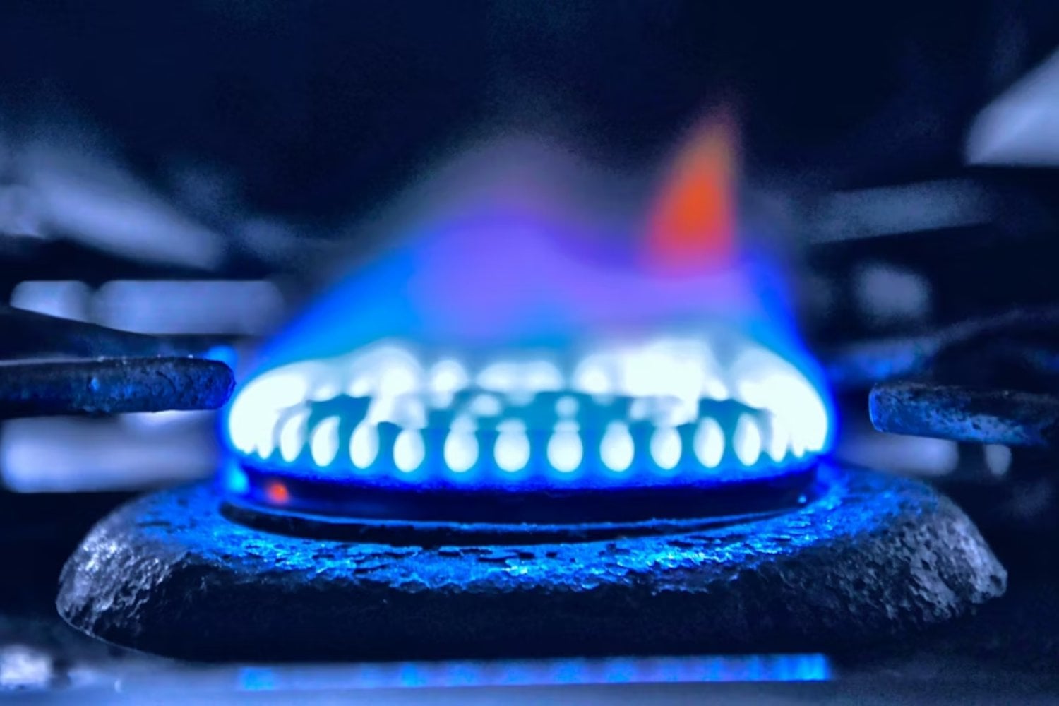 Científicos franceses logran convertir metano en propano e hidrógeno con una nueva eficiencia gracias a un material que cambia por dentro a la temperatura exacta. Podría alterar cómo aprovechamos el gas natural