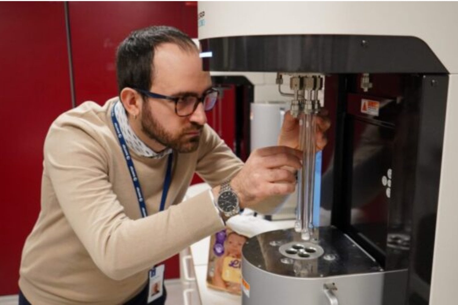 La idea de “fabricar agua” en lugares secos acaba de dar un paso muy serio. Un nuevo material desarrollado en Noruega logra captarla del aire incluso cuando la humedad es baja