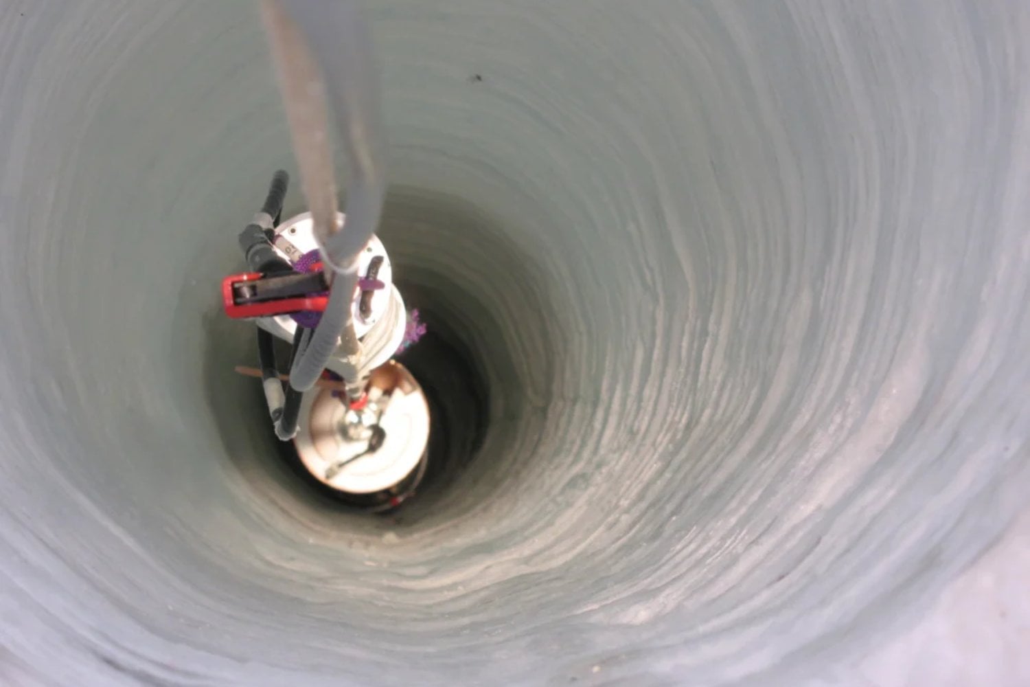 Detectaron misteriosas señales de radio saliendo del hielo de la Antártida y no eran ruido. Científicos creen que acaban de abrir una nueva ventana al universo extremo