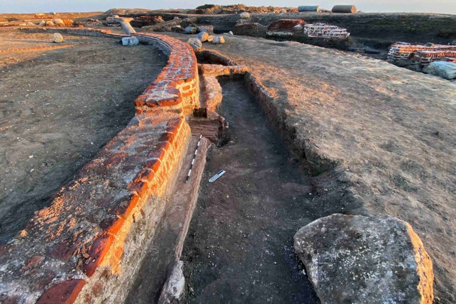 Pensaban que era un edificio político sin demasiada relevancia, pero seis años de excavaciones han revelado algo mucho más complejo. Un templo circular único que cambia lo que sabíamos sobre el norte del Antiguo Egipto