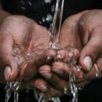 La idea de “fabricar agua” en lugares secos acaba de dar un paso muy serio. Un nuevo material desarrollado en Noruega logra captarla del aire incluso cuando la humedad es baja