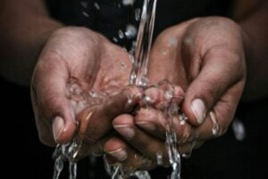 La idea de “fabricar agua” en lugares secos acaba de dar un paso muy serio. Un nuevo material desarrollado en Noruega logra captarla del aire incluso cuando la humedad es baja