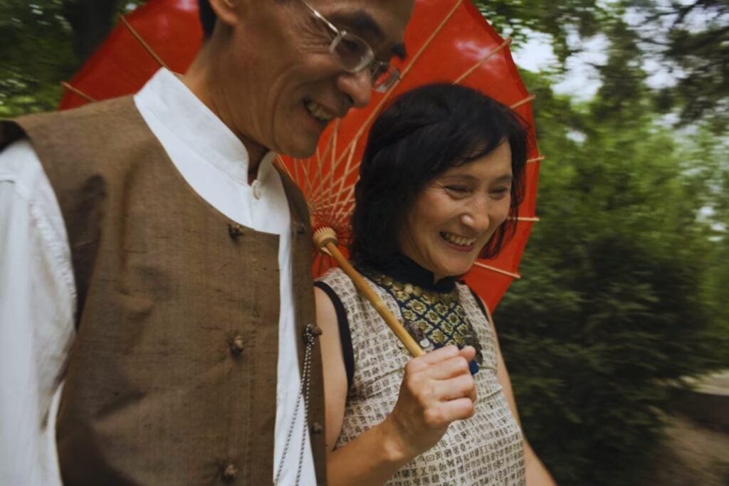 Japón lleva años buscando cómo frenar su crisis demográfica sin grandes resultados. Ahora una prefectura ha probado una vía inesperada: pagar a los jóvenes las apps de citas para que encuentren pareja