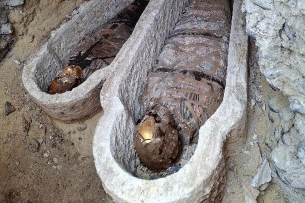 Abrieron una tumba romana en Egipto esperando hallar momias y amuletos funerarios. Lo más sorprendente apareció dentro de un cuerpo: un fragmento de la Ilíada