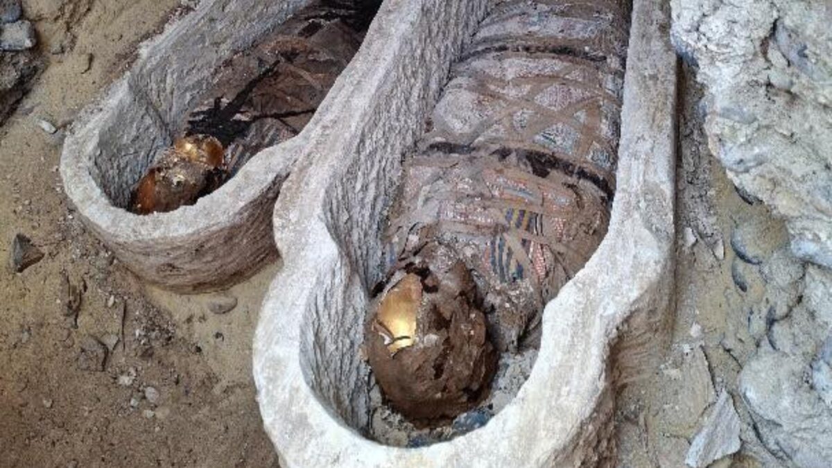 Abrieron una tumba romana en Egipto esperando hallar momias y amuletos funerarios. Lo más sorprendente apareció dentro de un cuerpo: un fragmento de la Ilíada