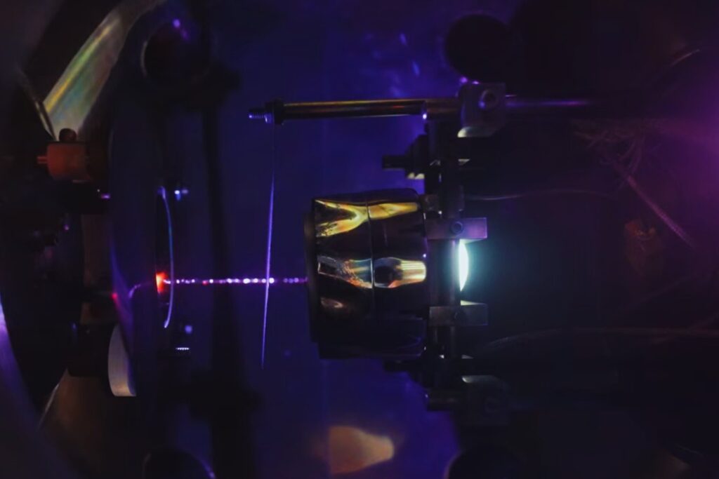 Un nuevo material logra algo que llevaba décadas sin resolverse en física. Multiplica por 100 la interacción entre electricidad y magnetismo y podría reducir el consumo energético de los ordenadores