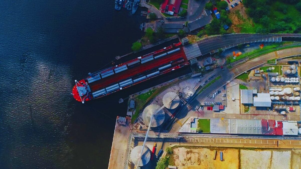 Ingenieros están moviendo millones de toneladas de tierra para hacer posible algo poco intuitivo: conectar dos océanos sin agua. El resultado es una megaestructura de más de 300 km que apunta a convertirse en alternativa al Canal de Panamá