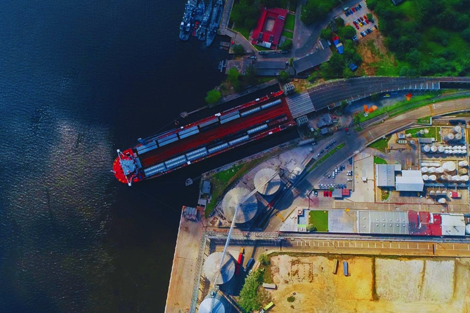 Ingenieros están moviendo millones de toneladas de tierra para hacer posible algo poco intuitivo: conectar dos océanos sin agua. El resultado es una megaestructura de más de 300 km que apunta a convertirse en alternativa al Canal de Panamá