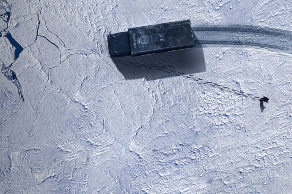 Encerrados, sin salida y con el tiempo en contra: el thriller que convierte un traslado en una trampa mortal