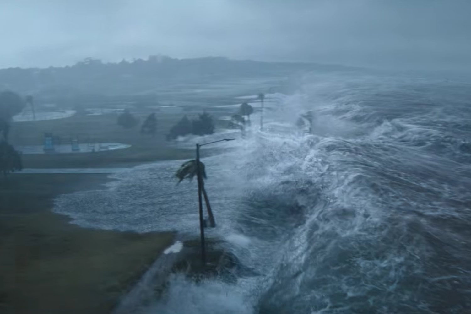 Un huracán lo destruye todo… pero el verdadero horror empieza después: el thriller de Netflix que mezcla desastre y tiburones