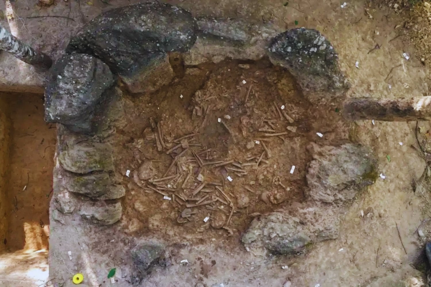 Durante décadas nadie pudo investigar estas misteriosas vasijas gigantes por culpa de las bombas enterradas en Laos. Cuando finalmente abrieron una, apareció un descubrimiento arqueológico extraordinario