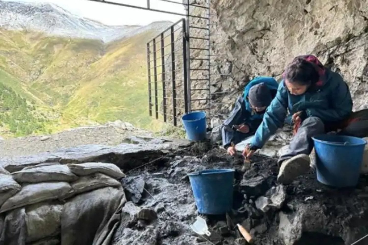 Una misteriosa roca verde apareció en una cueva perdida de los Pirineos. El hallazgo cambia lo que sabíamos sobre los primeros metalúrgicos de Europa