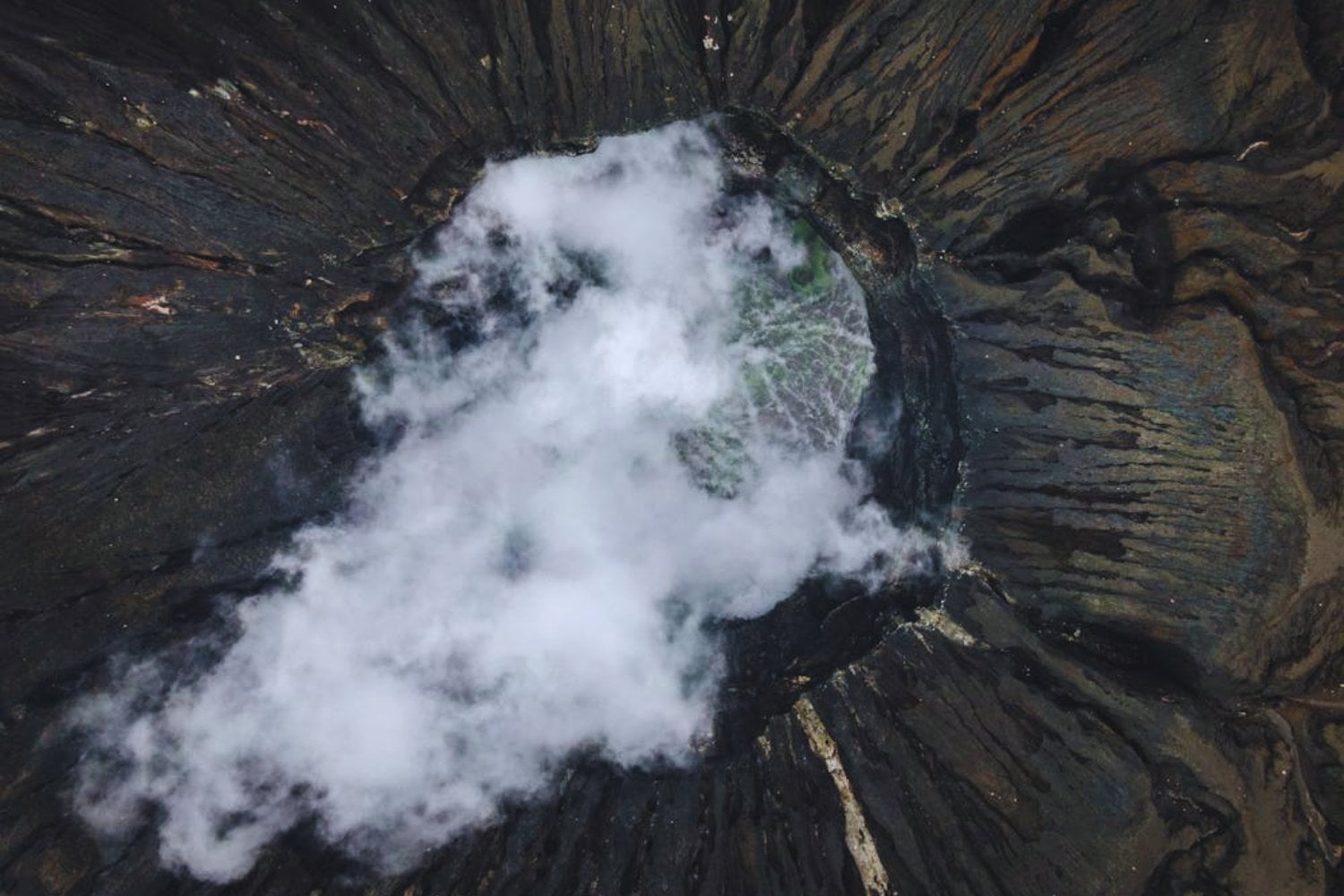 Los científicos pensaban que ya conocían las estructuras volcánicas más extremas de la Tierra. Entonces apareció una cicatriz submarina gigantesca oculta bajo el Pacífico filipino