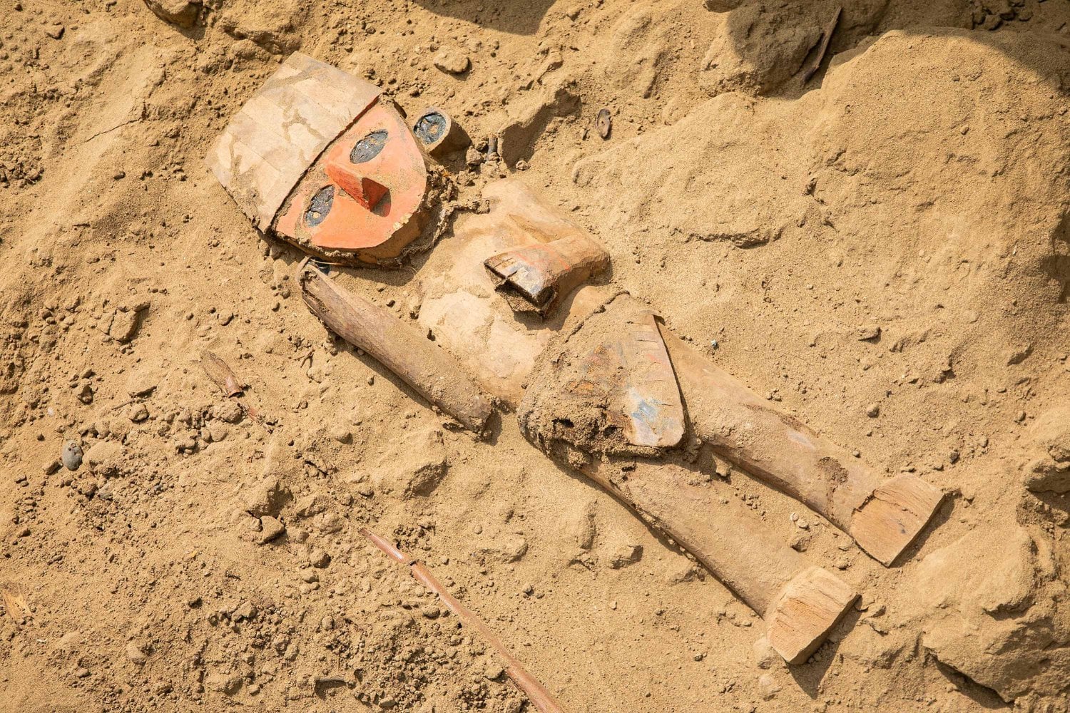 Los arqueólogos excavaban uno de los templos más antiguos de Chan Chan y terminaron encontrando algo extremadamente raro en Sudamérica: una figura de madera prehispánica casi intacta después de siglos enterrada