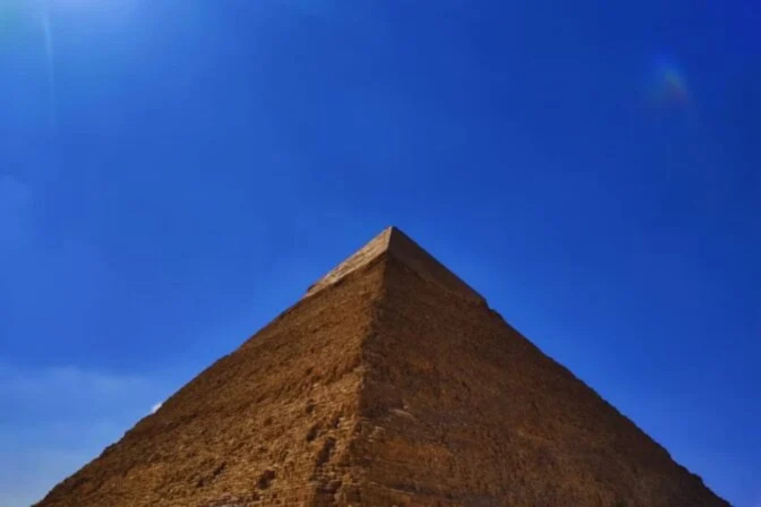 La Gran Pirámide de Guiza lleva más de 4.500 años sobreviviendo a terremotos que destruyeron maravillas enteras. Ahora la ciencia cree haber descubierto el secreto físico que la mantiene en pie