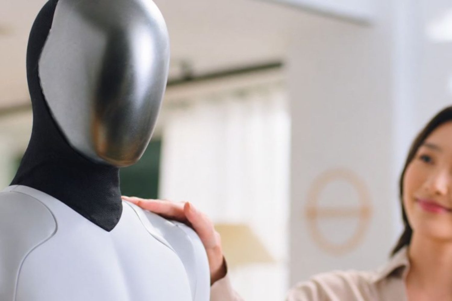 China acaba de presentar un robot humanoide pensado para convivir dentro de casa. Tiene piel sintética con 18.000 sensores y promete hacer tareas que hasta ahora parecían imposibles para una IA doméstica