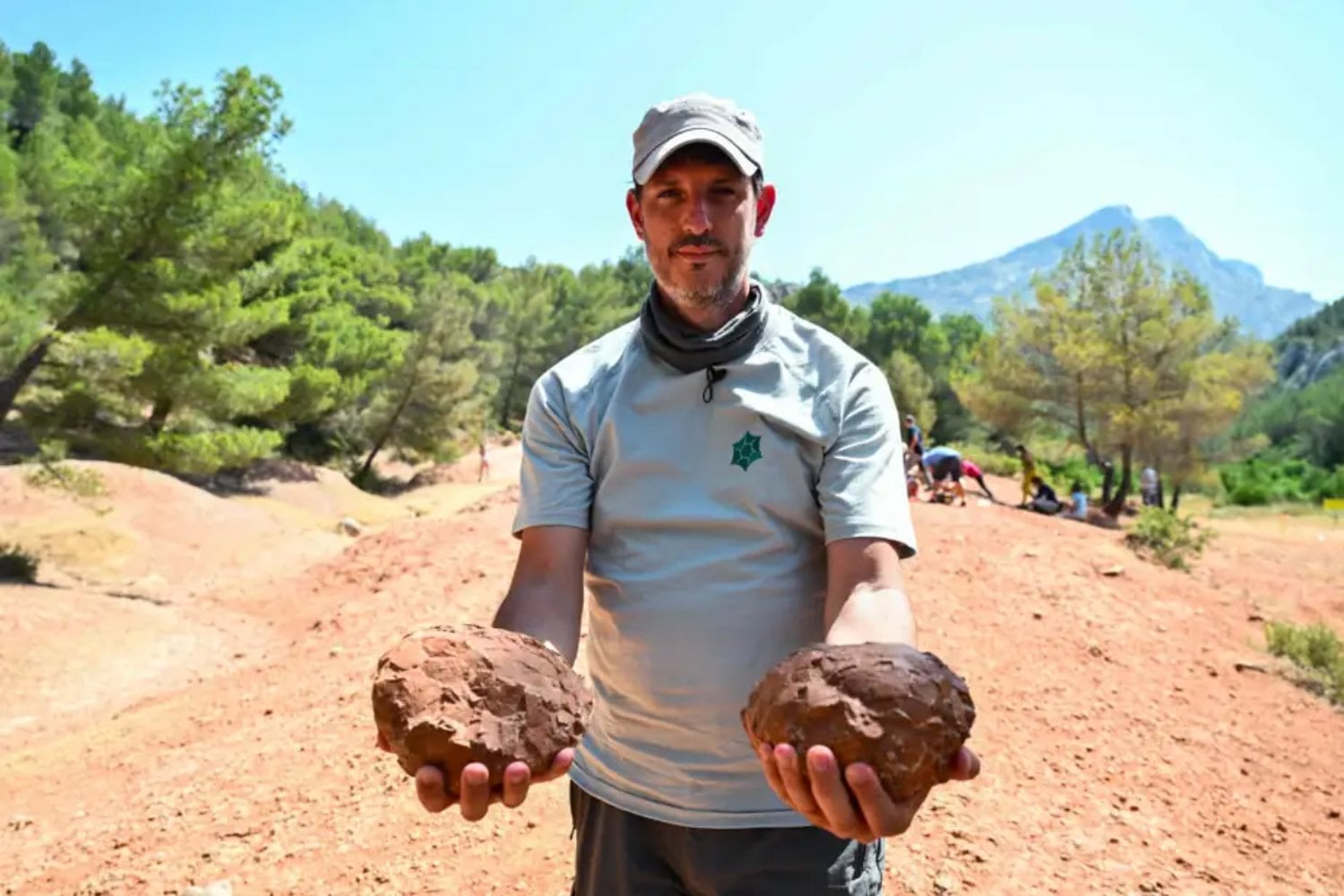 Descubren en el sur de Francia un gigantesco campo de nidificación de hace 76 millones de años con cientos de huevos de dinosaurio perfectamente conservados. Lo fascinante es que los científicos creen que bajo tierra podrían permanecer enterrados millones de fósiles todavía intactos