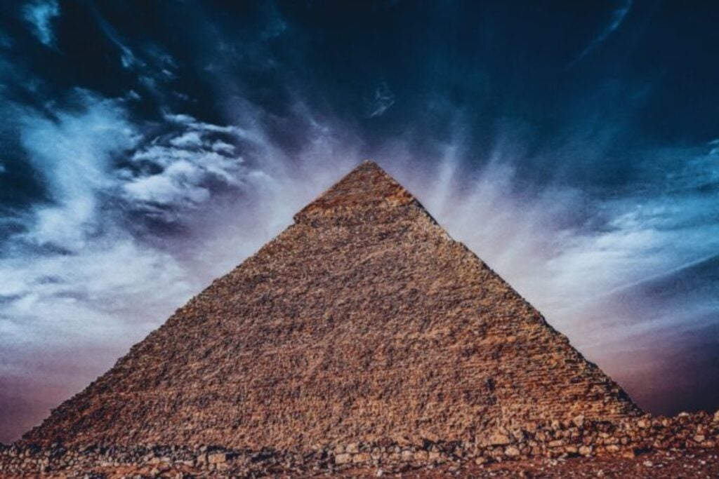 La Gran Pirámide de Guiza lleva más de 4.500 años sobreviviendo a terremotos que destruyeron maravillas enteras. Ahora la ciencia cree haber descubierto el secreto físico que la mantiene en pie
