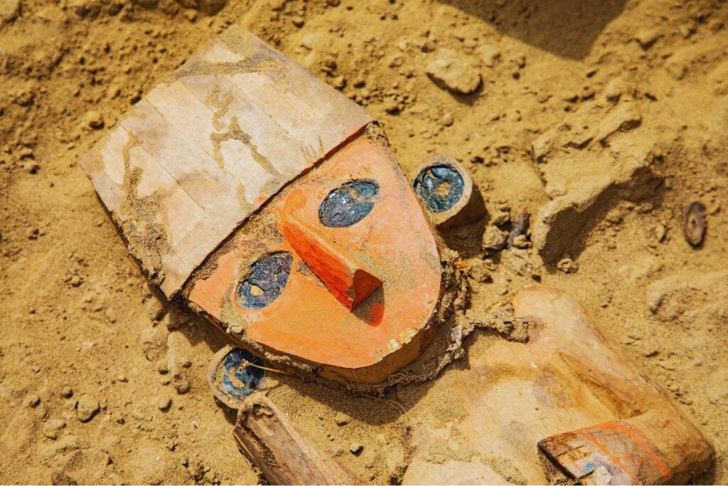 Los arqueólogos excavaban uno de los templos más antiguos de Chan Chan y terminaron encontrando algo extremadamente raro en Sudamérica: una figura de madera prehispánica casi intacta después de siglos enterrada